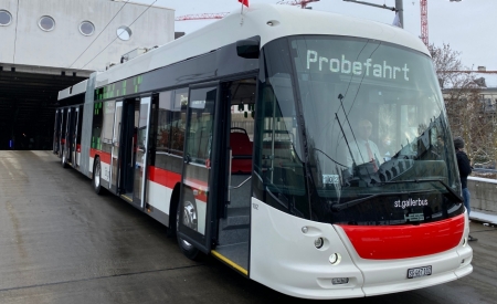 Batterietrolleybusse vor dem Depot